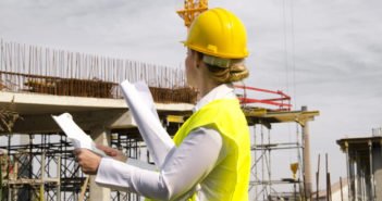 assurance maladie pour une femme travaillant dans le bâtiment