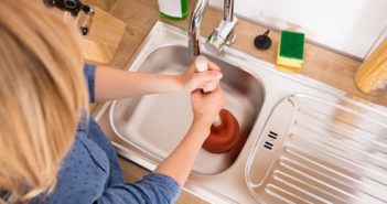 COMMENT DÉBOUCHER VOTRE ÉVIER DE CUISINE EN 3 ÉTAPES