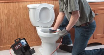 La seule façon sûre de déboucher une toilette