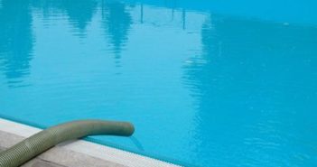 fuite dans une piscine carrelée